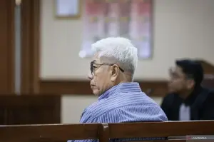 Terdakwa kasus dugaan korupsi pengelolaan tata niaga komoditas timah di wilayah izin usaha pertambangan (IUP) PT Timah Tbk. pada tahun 2015–2022 Bambang Gatot Ariyono mengikuti sidang lanjutan di Pengadilan Tipikor, Jakarta, Senin (13/1/2025). Sidang lanjutan mantan Dirjen Minerba Kementerian ESDM tersebut beragendakan mendengar pembacaan putusan sela. ANTARA FOTO/Dhemas Reviyanto/Spt.
