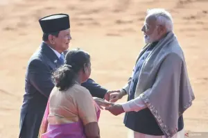 Presiden Prabowo Subianto (kiri) berbincang dengan Perdana Menteri India Narendra Modi (kanan) dan Presiden India Droupadi Murmu (tengah) di sela upacara kenegaraan di Istana Kepresidenan Rashtrapati Bavan, New Delhi, India, Sabtu (25/1/2025). Kunjungan kenegaraan Presiden Prabowo ke India untuk menghadiri Upacara Perayaan Ke-76 Hari Republik India Tahun 2025 sebagai tamu utama.*(ANTARA FOTO/HAFIDZ MUBARAK A)