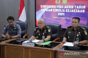 Kepala Pusat Penerangan Hukum (Kapuspenkum) Kejaksaan Agung Harli Siregar memaparkan kinerja Kejaksaan Agung selama tahun 2024 di Gedung Kejaksaan Agung, Jakarta, Selasa (31/12/2024). ANTARA/HO-Kejaksaan Agung RI/am.