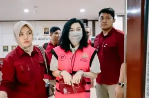 Tersangka Meirizka Widjaja (MW) (tengah) digiring oleh penyidik Jampidsus Kejagung untuk diserahkan kepada JPU Kejari Jakpus pada Rabu (8/1/2025). (ANTARA/HO-Kejaksaan Agung RI)