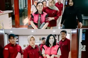 Jaksa penyidik pada Jaksa Agung Muda Bidang Tindak Pidana Khusus (Jampidsus) Kejaksaan Agung (Kejagung) menggiring tersangka Lisa Rahmat (atas) dan Meirizka Widjaja (bawah) menuju mobil tahanan pada Rabu (8/1/2025). (ANTARA/HO-Kejaksaan Agung RI)