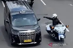 Tangkapan layar - Potongan video yang menunjukkan petugas patwal mobil berpelat nomor RI 36 yang menunjuk-nunjuk sopir taksi, Ranu (8/1/2025). ANTARA/X/@txttransportasi/am.