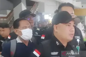 Mantan Ketua Pengadilan Negeri (PN) Surabaya Rudi Suparmono (kiri) diamankan oleh penyidik Jampidsus Kejagung di Bandara Halimperdanakusuma, Jakarta Timur, Selasa (14/1/2025). ANTARA/Nadia Putri Rahmani
