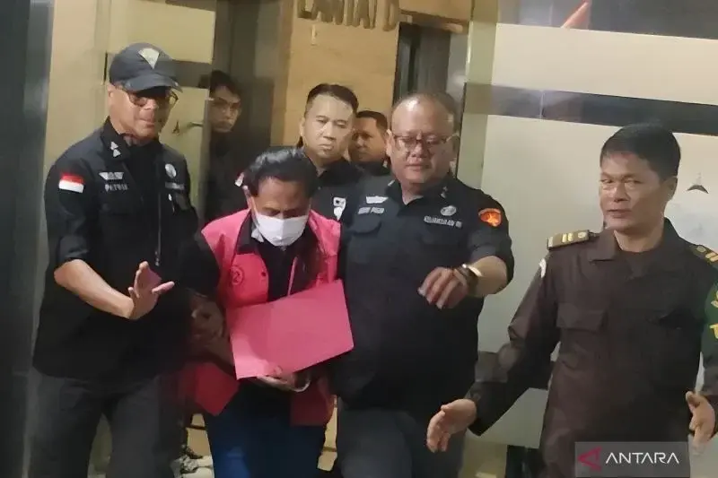 Mantan Ketua Pengadilan Negeri (PN) Surabaya Rudi Suparmono (RS) yang menjadi tersangka kasus suap dalam pemberian vonis bebas Ronald Tannur digiring penyidik Jampidsus keluar dari Gedung Kejaksaan Agung, Jakarta, Selasa (14/1/2025). ANTARA/Nadia Putri Rahmani