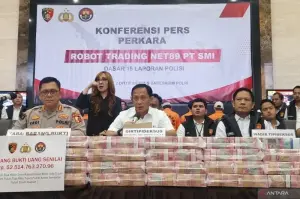 Dirtipideksus Brigjen Pol. Helfi Assegaf (tengah) berbicara dalam konferensi pers di Gedung Bareskrim Polri, Jakarta, Rabu (22/1/2025). (ANTARA/Nadia Putri Rahmani)
