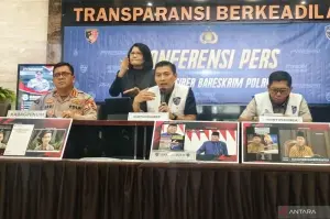 Direktur Tindak Pidana Siber (Dirtipidsiber) Bareskrim Polri Brigjen Pol. Himawan Bayu Aji (tengah) berbicara dalam konferensi pers di Gedung Bareskrim Polri, Jakarta, Kamis (23/1/2025). (ANTARA/Nadia Putri Rahmani)