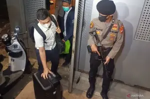 Komisi Pemberantasan Korupsi (KPK) keluar dari rumah Mantan Wantimpres masa Pemerintahan Presiden Jokowi, Djan Faridz terkait penyidikan kasus buronan suap Harun Masiku dengan membawa koper di Jakarta, Kamis dini hari (23/1/2025). (ANTARA/Muzdaffar Fauzan)