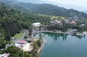 Danau Singkarak, Kabupaten Tanah Datar, Sumatera Barat, yang akan dimanfaatkan permukaannya untuk PLTS terapung dengan kapasitas 50 MW. Estimasi pemanfaatan lahan PLTS seluas 49 hektare atau 0,45 persen dari total luas permukaan danau yang mencapai 10.780 hektare, sehingga tetap menjaga keseimbangan lingkungan dan fungsi ekosistem danau. ANTARA/HO-PT PLN IP