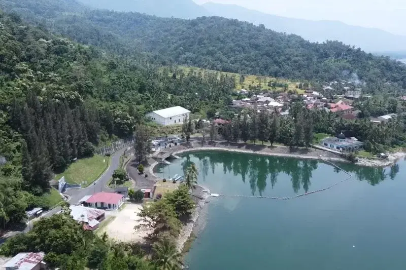 Danau Singkarak, Kabupaten Tanah Datar, Sumatera Barat, yang akan dimanfaatkan permukaannya untuk PLTS terapung dengan kapasitas 50 MW. Estimasi pemanfaatan lahan PLTS seluas 49 hektare atau 0,45 persen dari total luas permukaan danau yang mencapai 10.780 hektare, sehingga tetap menjaga keseimbangan lingkungan dan fungsi ekosistem danau. ANTARA/HO-PT PLN IP
