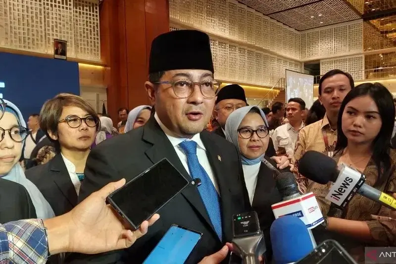 Menteri Ekonomi Kreatif/Ketua Badan Ekonomi Kreatif Teuku Riefky Harsya saat ditemui media dalam acara pelantikan pejabat tinggi di lingkungan Kementerian Ekonomi Kreatif, di Jakarta, Senin (6/1/2025) (ANTARA/Fitra Ashari)
