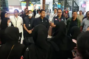 Wakil Menteri Pelindungan Pekerja Migran Indonesia (P2MI) Dzulfikar Ahmad Tawalla dan Direktur Perlindungan WNI Kementerian Luar Negeri Yudha Nugraha menjemput 211 pekerja migran Indonesia (PMI) di Bandara Internasional Soekarno-Hatta pada Minggu dini hari. (ANTARA/HO-KP2MI)