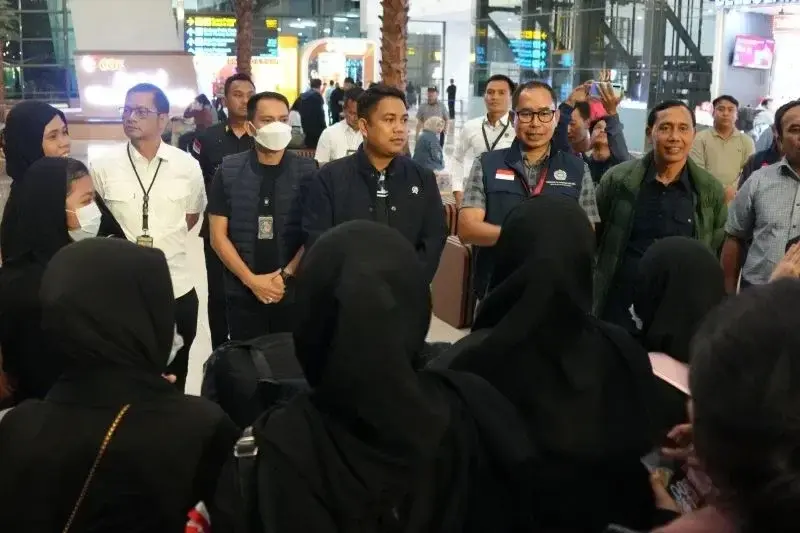 Wakil Menteri Pelindungan Pekerja Migran Indonesia (P2MI) Dzulfikar Ahmad Tawalla dan Direktur Perlindungan WNI Kementerian Luar Negeri Yudha Nugraha menjemput 211 pekerja migran Indonesia (PMI) di Bandara Internasional Soekarno-Hatta pada Minggu dini hari. (ANTARA/HO-KP2MI)