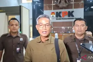 Anggota KPU periode 2017-2022 Wahyu Setiawan memberikan keterangan kepada wartawan usai memenuhi panggilan penyidik Komisi Pemberantasan Korupsi (KPK) untuk keperluan pemeriksaan sebagai saksi dalam penyidikan kasus dugaan korupsi untuk tersangka Sekretaris Jenderal PDI Perjuangan Hasto Kristiyanto (HK) di Jakarta, Senin (6/1/2025).* ANTARA/Fianda Sjofjan Rassat