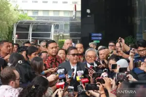 Sekretaris Jenderal PDI Perjuangan Hasto Kristiyanto (HK) memenuhi panggilan penyidik Komisi Pemberantasan Korupsi (KPK) untuk diperiksa sebagai tersangka kasus dugaan suap dan perintangan penyidikan, Senin (13/1/2024). ANTARA/Fianda Sjofjan Rassat