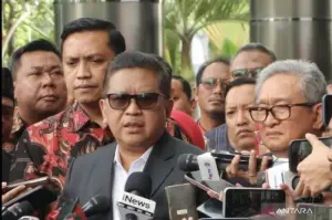 Sekretaris Jenderal PDI Perjuangan Hasto Kristiyanto (HK) memenuhi panggilan penyidik Komisi Pemberantasan Korupsi (KPK) untuk diperiksa sebagai tersangka kasus dugaan suap dan perintangan penyidikan, Senin (13/1/2024). ANTARA/Fianda Sjofjan Rassat