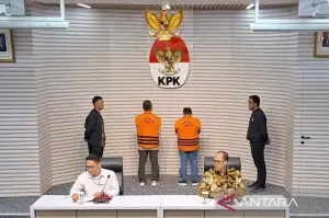 Penyidik Komisi Pemberantasan Korupsi (KPK) menahan Bupati Situbondo Karna Suswandi (kanan) atas dugaan korupsi pengelolaan dana Pemulihan Ekonomi Nasional (PEN) serta pengadaan barang dan jasa di Pemerintah Kabupaten Situbondo tahun 2021–2024, Selasa (21/1/2024). (ANTARA/Fianda Sjofjan Rassat)