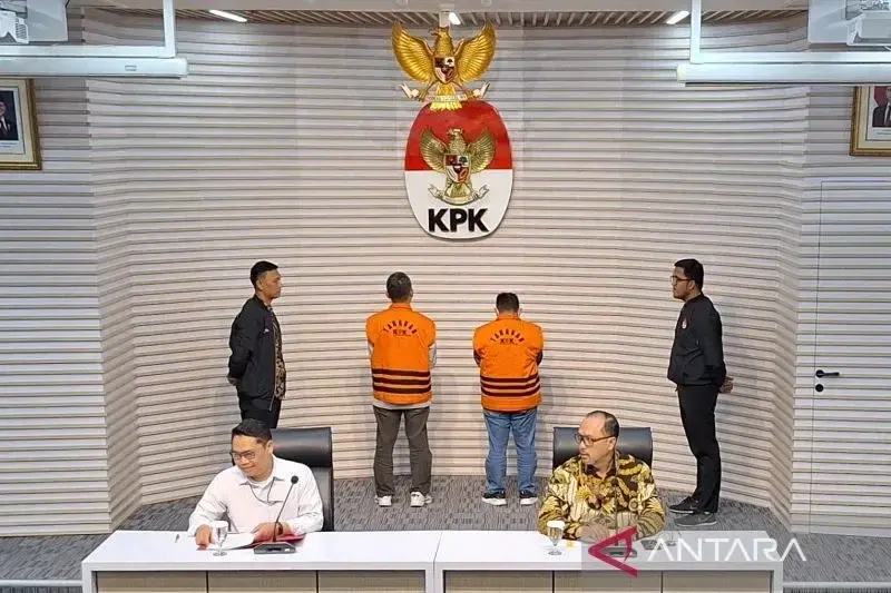 Penyidik Komisi Pemberantasan Korupsi (KPK) menahan Bupati Situbondo Karna Suswandi (kanan) atas dugaan korupsi pengelolaan dana Pemulihan Ekonomi Nasional (PEN) serta pengadaan barang dan jasa di Pemerintah Kabupaten Situbondo tahun 2021–2024, Selasa (21/1/2024). (ANTARA/Fianda Sjofjan Rassat)