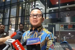 Wakil Menteri Dalam Negeri (Wamendagri) Bima Arya Sugiarto memberikan keterangan kepada wartawan di Gedung Merah Putih KPK, Jakarta, Kamis (23/1/2025). (ANTARA/Fianda Sjofjan Rassat)