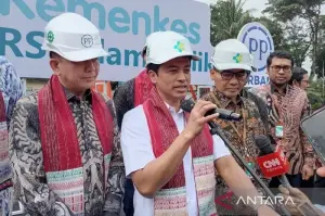 Wakil Menteri Kesehatan (Wamenkes) Dante Saksono Harbuwono memberikan keterangan kepada awak media di Medan, Sumatera Utara, Kamis (16/1/2025). (ANTARA/M. Sahbainy Nasution)