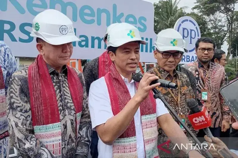 Wakil Menteri Kesehatan (Wamenkes) Dante Saksono Harbuwono memberikan keterangan kepada awak media di Medan, Sumatera Utara, Kamis (16/1/2025). (ANTARA/M. Sahbainy Nasution)