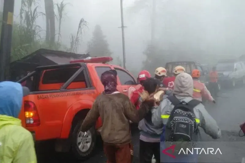 Tim Taruna Siaga Bencana (Tagana) Kementerian Sosial membantu BNPB dalam mengevakuasi korban longsor di Pekalongan, Jawa Tengah. ANTARA/HO-Humas Kemensos RI