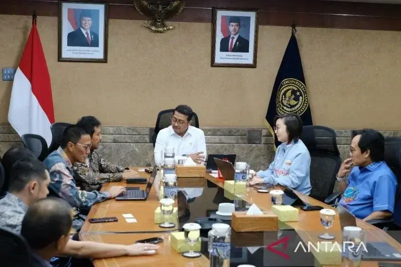 Menteri Ekonomi Kreatif/Kepala Badan Ekonomi Kreatif Teuku Riefky Harsya bersama pejabat kementerian yang lain menerima kunjungan perwakilan PHRI di Gedung Sapta Pesona, Jakarta, Kamis (9/1/2025). (ANTARA/HO Kementerian Ekonomi Kreatif)

