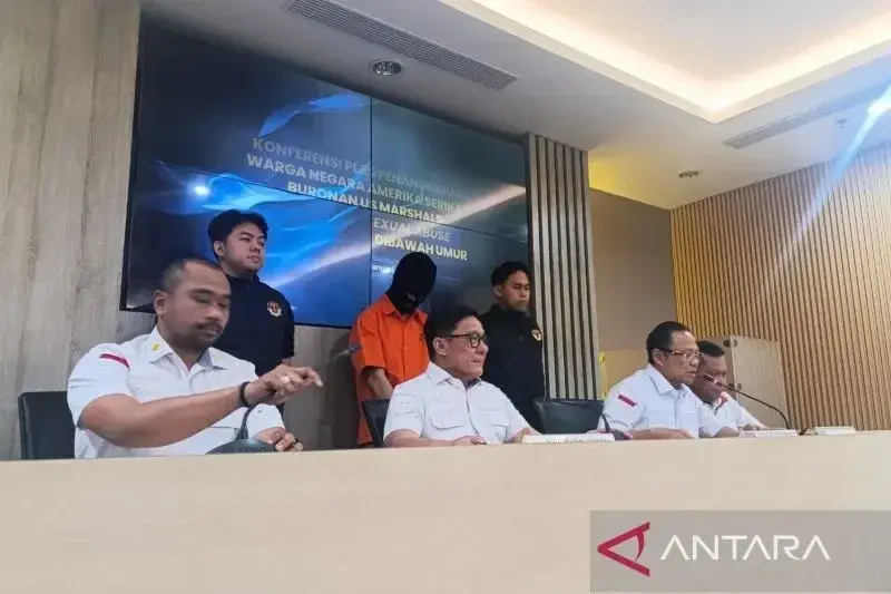 Direktur Pengawasan dan Penindakan Keimigrasian Ditjen Imigrasi Kementerian Imipas RI Kombes Pol. Yuldi Yusman (kedua dari kanan) bersama Plt. Direktur Jenderal Imigrasi Kementerian Imipas RI Saffar Muhammad Godam (kedua dari kiri) dalam konferensi pers di Jakarta, Kamis (9/1/2025). ANTARA/Agatha Olivia Victoria