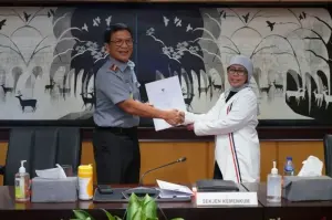 Sekretaris Jenderal Kemenkum Nico Afinta (kiri) bersama Direktur I.C BPK sekaligus Penanggung Jawab Kegiatan Pemeriksaan BPK Ida Irawati (kanan) dalam kegiatan Soft Entry Meeting Pemeriksaan Badan Pemeriksa Keuangan (BPK) terhadap Laporan Keuangan Kemenkumham Tahun 2024 di Jakarta, Senin (20/1/2025). (ANTARA/HO-Kementerian Hukum RI)
