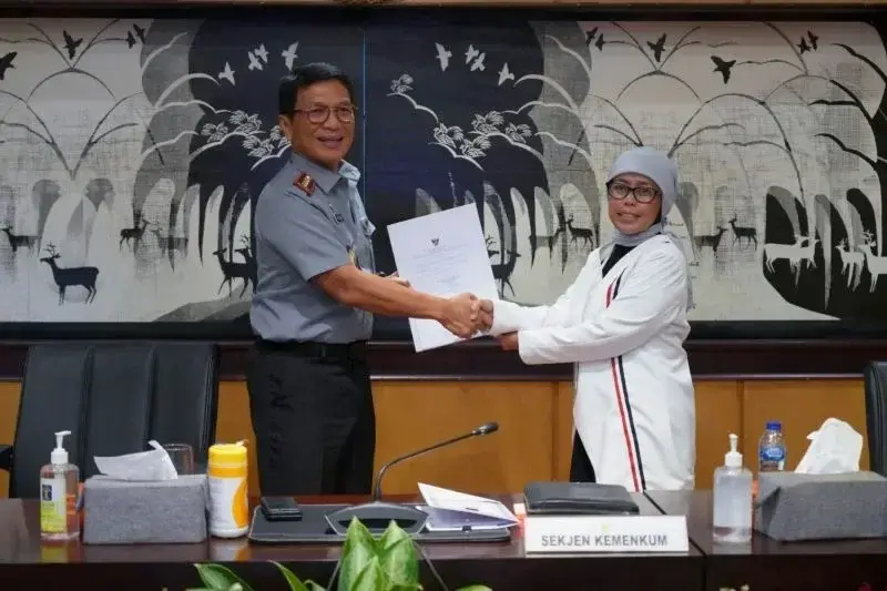 Sekretaris Jenderal Kemenkum Nico Afinta (kiri) bersama Direktur I.C BPK sekaligus Penanggung Jawab Kegiatan Pemeriksaan BPK Ida Irawati (kanan) dalam kegiatan Soft Entry Meeting Pemeriksaan Badan Pemeriksa Keuangan (BPK) terhadap Laporan Keuangan Kemenkumham Tahun 2024 di Jakarta, Senin (20/1/2025). (ANTARA/HO-Kementerian Hukum RI)