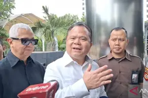 Mantan Direktur Jenderal Imigrasi Ronny F. Sompie (tengah) diperiksa penyidik KPK sebagai saksi penyidikan kasus dugaan korupsi dengan tersangka Harun Masiku, Jumat (3/1/2026).* (ANTARA/Fianda Sjofjan Rassat)