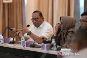 Sekretaris Jenderal Kemensos Robben Rico (kiri) dalam rapat koordinasi pelaksanaan program pemberdayaan masyarakat untuk tahun anggaran 2025 di kantor Kementerian Koordinator Pemberdayaan Masyarakat (Kemenko PM) pada Selasa (7/1/2025). (ANTARA/HO-Kemensos)