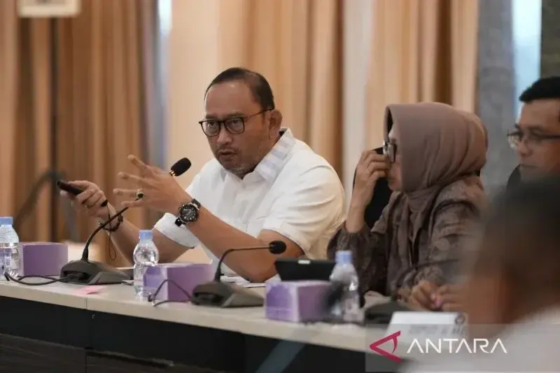 Sekretaris Jenderal Kemensos Robben Rico (kiri) dalam rapat koordinasi pelaksanaan program pemberdayaan masyarakat untuk tahun anggaran 2025 di kantor Kementerian Koordinator Pemberdayaan Masyarakat (Kemenko PM) pada Selasa (7/1/2025). (ANTARA/HO-Kemensos)