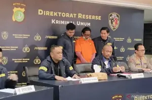 Dirreskrimum Polda Metro Jaya Kombes Polisi Wira Satya Triputra bersama Kabid Humas Polda Metro Jaya Kombes Polisi Ade Ary Syam Indradi saat konferensi pers pengungkapan kasus pembunuhan terhadap aktor laga Sandy Permana di Jakarta, Kamis (16/1/2025). ANTARA/Ilham Kausar