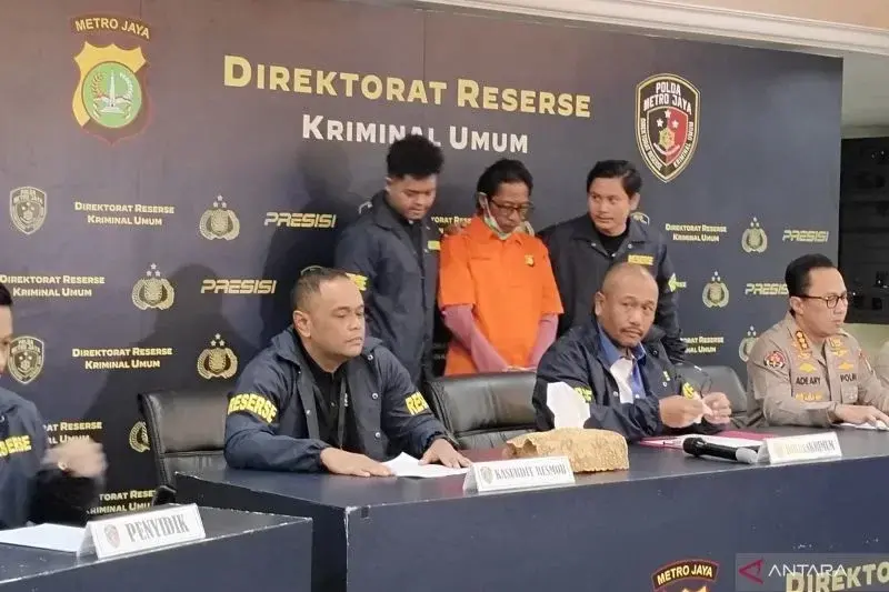 Dirreskrimum Polda Metro Jaya Kombes Polisi Wira Satya Triputra bersama Kabid Humas Polda Metro Jaya Kombes Polisi Ade Ary Syam Indradi saat konferensi pers pengungkapan kasus pembunuhan terhadap aktor laga Sandy Permana di Jakarta, Kamis (16/1/2025). ANTARA/Ilham Kausar