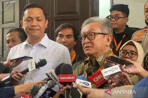 Kuasa hukum Sekretaris Jenderal DPP PDI Perjuangan (PDIP) Hasto Kristiyanto, Maqdir Ismail memberikan keterangan kepada wartawan, Jakarta, Selasa (21/1/2025). ANTARA/Luthfia Miranda Putri