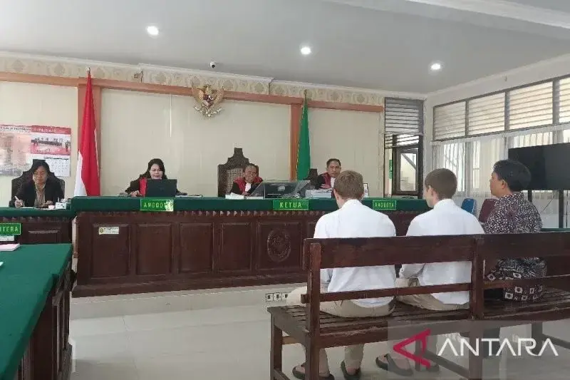 Dua saudara kembar warga negara Ukraina Ivan Volovod dan Mykyta Volovod menjalani sidang tuntutan kasus pabrik narkoba di Pengadilan Negeri Denpasar, Bali, Selasa (7/1/2025). ANTARA/Rolandus Nampu