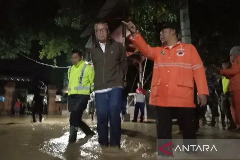 Pj Wali Kota Cirebon Agus Mulyadi (tengah) saat meninjau kondisi banjir di Kota Cirebon Jawa Barat, Sabtu (18/1/2025). ANTARA/Fathnur Rohman.
