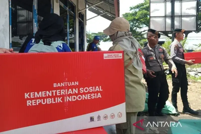 Dinsos menerima bantuan logistik dari Kemensos untuk disalurkan kepada warga terdampak banjir di Cirebon, Jawa Barat, Sabtu (25/1/2025). (ANTARA/Fathnur Rohman)