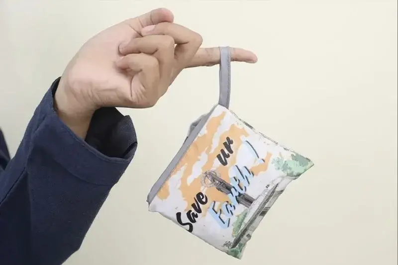 Ilustrasi - Kantong belanja yang bisa digunakan sebagai pengganti kantong plastik.* ANTARA/Prokopim PTk