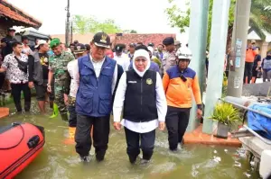 Khofifah Indar Parawansa saat meninjau banjir beberapa waktu lalu. (ANTARA/HO-Tim Khofifah)