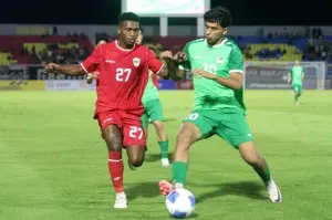 Pemain Timnas Indonesia U-20 Tirie Adriano Manuri (kiri) berebut bola dengan pemain Timnas Suriah U-20 Mamdouh Ibrahim Warda (kanan) saat pertandingan Mandiri U-20 Challenge Series di Stadion Gelora Delta Sidoarjo, Senin (27/1/2025) malam. (ANTARA/Umarul Faruq)