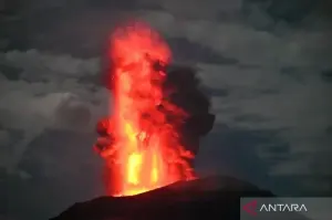 Arsip - Lontaran lava pijar dari puncak Gunung Ibu di Kabupaten Halmahera Barat, Maluku Ut
