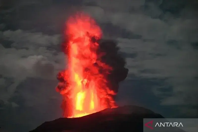 Arsip - Lontaran lava pijar dari puncak Gunung Ibu di Kabupaten Halmahera Barat, Maluku Ut