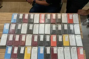 Kantor Bea Cukai Kota Batam menyita barang bukti ponsel ilegal yang akan diselundupkan seorang penumpang pesawat dari Bandara Hang Nadim Batam menuju Bandara Soekarno-Hatta, Tangerang, Senin (13/1/2025). (ANTARA/HO-Bea Cukai Batam)