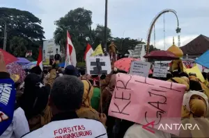 Ribuan honorer dari seluruh OPD di Pemkab Serang gelar aksi di depan kantor Bupati Serang, Banten, Rabu (15/1/2024). (ANTARA/Desi Purnama Sari)