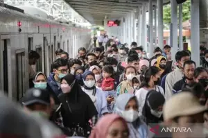 Ilustrasi - Sejumlah penumpang kereta listrik (KRL) Commuterline berjalan menuju pintu keluar Stasiun Tangerang, di Banten, Kamis (29/12/2022).* ANTARA FOTO/Fauzan/wsj