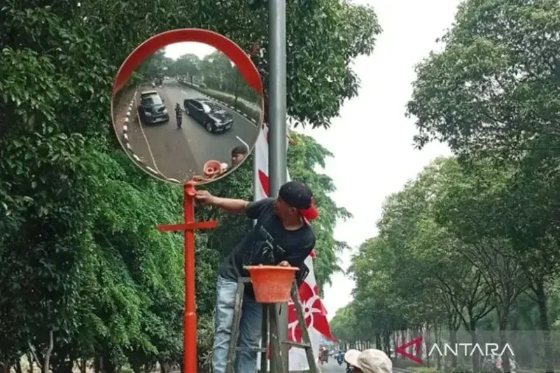 Jajaran Lalu Lintas Suku Dinas (Sudin) Perhubungan Jakarta Timur memasang cermin cembung di kawasan Jakarta Timur. ANTARA/HO-Pemerintah Kota Jakarta Timur.