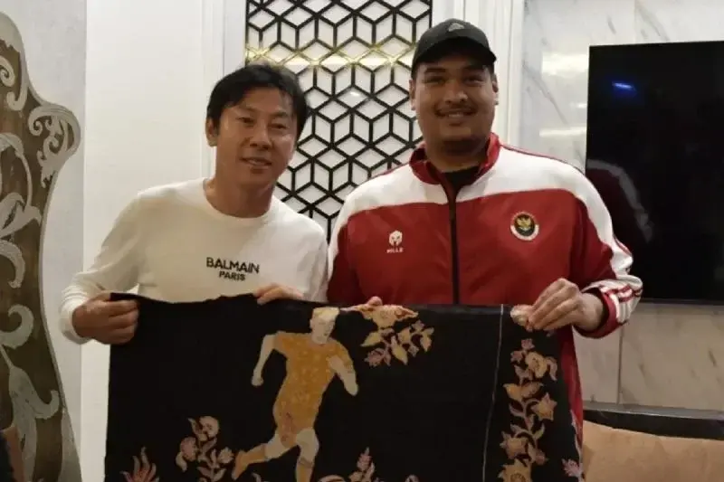 Mantan pelatih Timnas Indonesia, Shin Tae-yong, dan Menteri Pemuda dan Olahraga Dito Ariotedjo bertukar cendera mata di kediaman Menpora RI di Jakarta, Minggu (26/1/2025). (ANTARA/HO-Kemenpora)