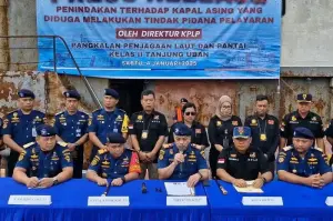 Direktur Kesatuan Penjagaan Laut dan Pantai (KPLP) Ditjen Perhubungan Kemenhub Jon Kenedi dalam konferensi pers di Dermaga PPLP Tanjung Uban, Kepulauan Riau, Sabtu (4/1/2025). ANTARA/HO-Humas Kemenhub