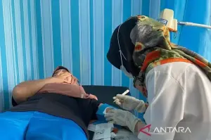 Petugas kesehatan saat melakukan pemasangan alat kontrasepsi ke pasien di Bengkulu. Kamis (16/1/2025). ANTARA/Anggi Mayasari
